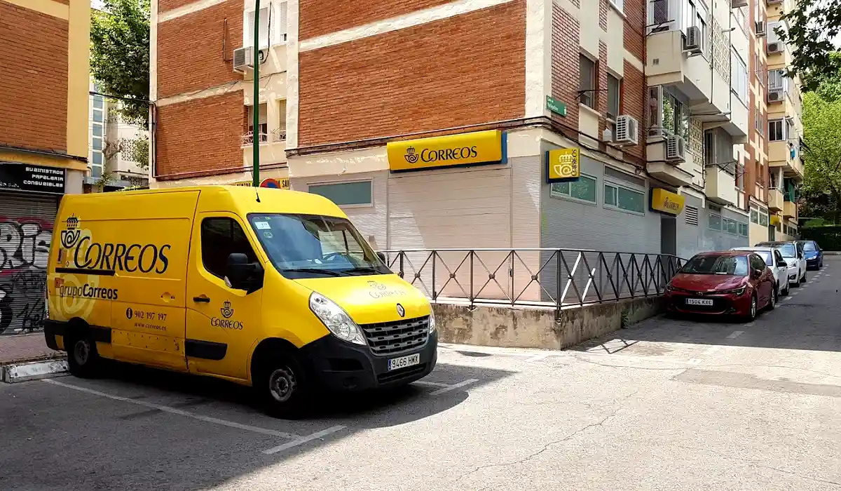 Oficina de Correos Almacén Correos Calle de Valdepalitos Alcobendas