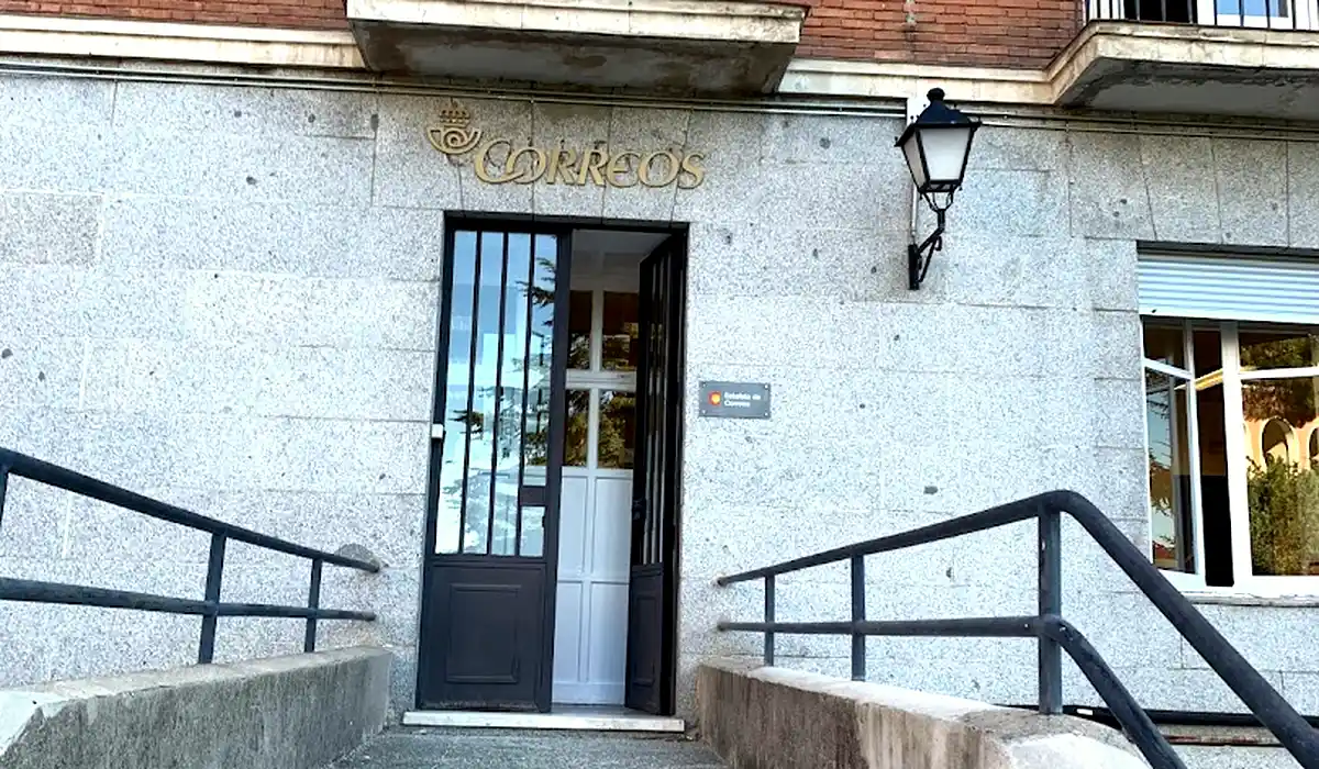 Oficina de Correos Oficina de Correos Avenida de los Reyes Católicos Madrid