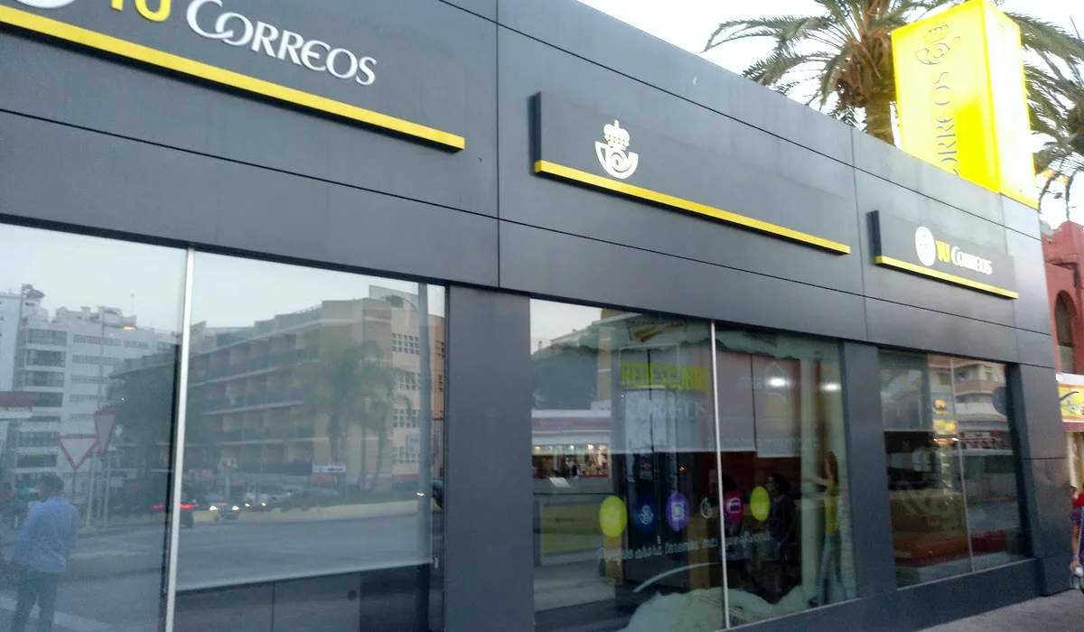 Oficina de Correos Oficina de Correos y Citypaq Avenida Antonio Machado Benalmádena